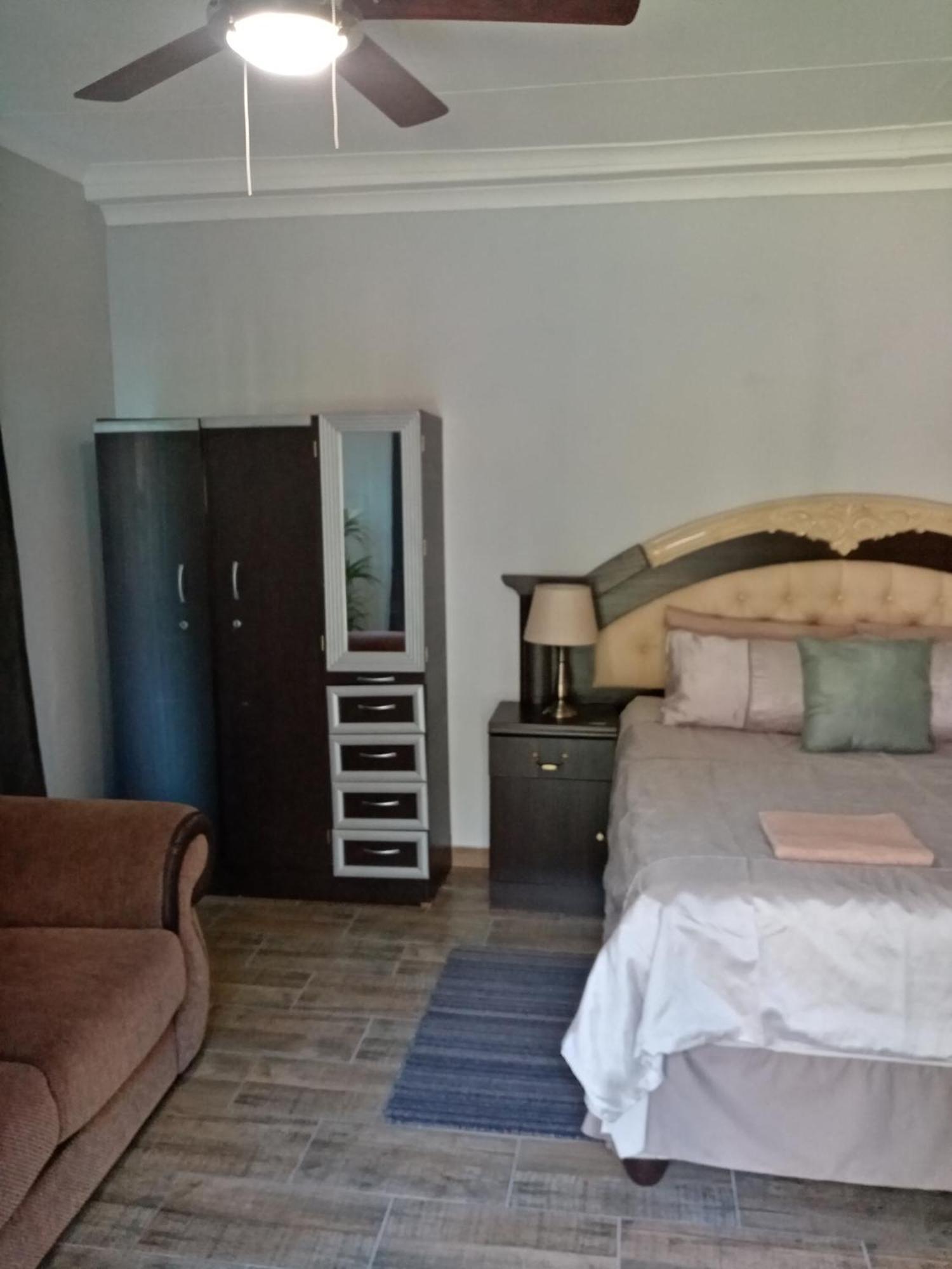 De La Rose Guesthouse Lephalale Экстерьер фото