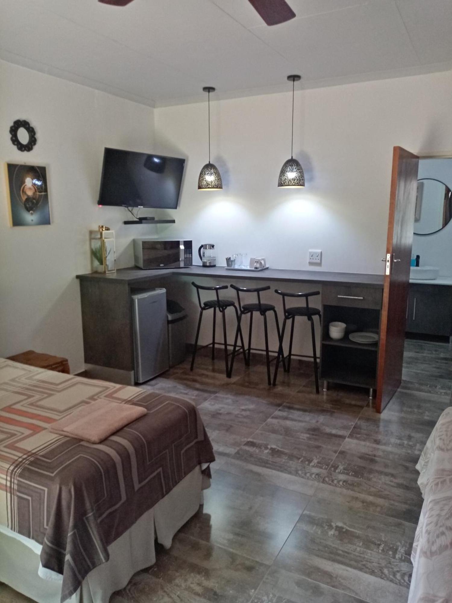 De La Rose Guesthouse Lephalale Экстерьер фото