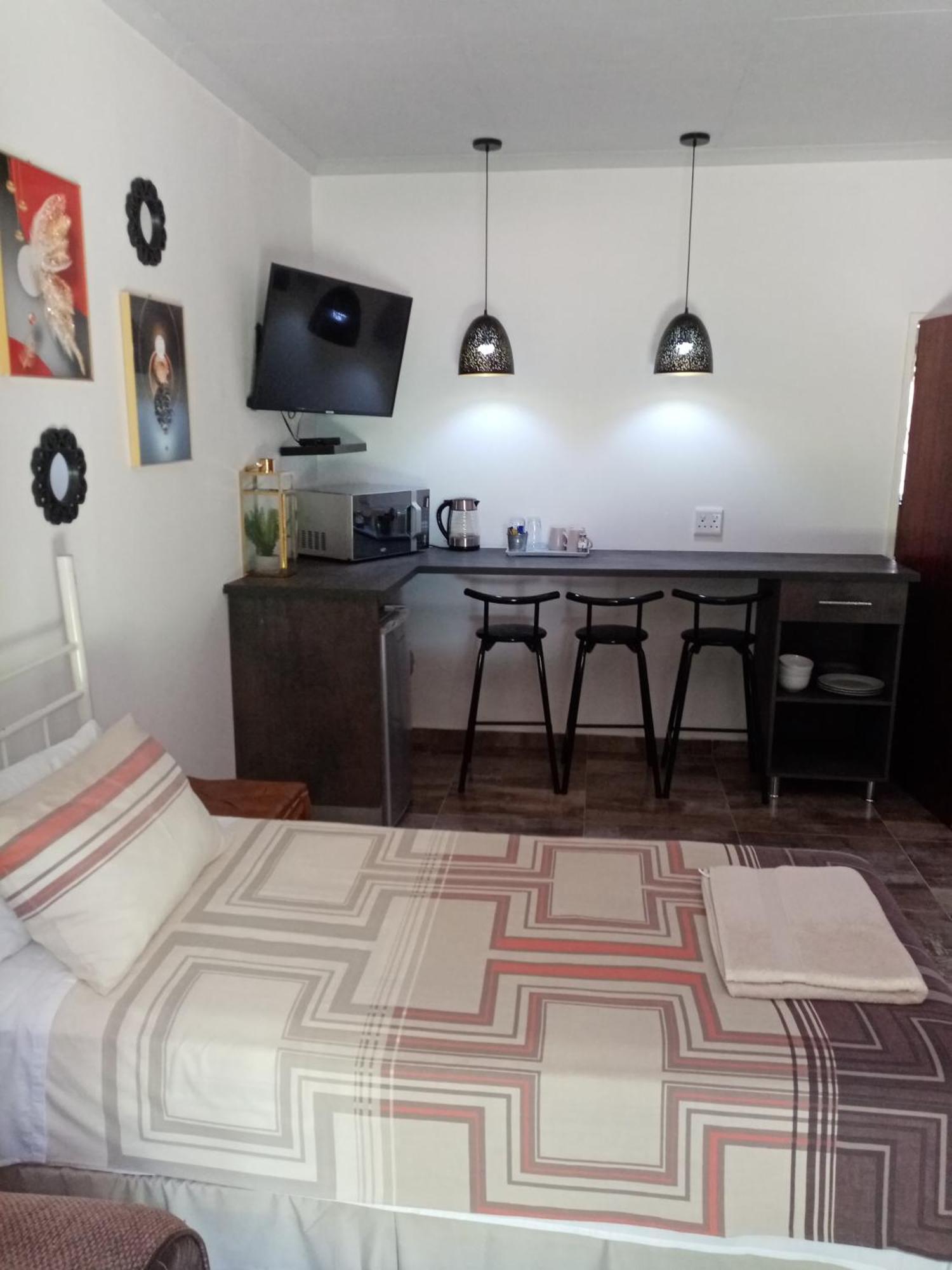 De La Rose Guesthouse Lephalale Экстерьер фото